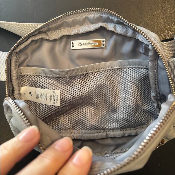 Lululemon Everywhere Belt Bag IL, Crossbody, Light Gray, Sold Out Color - Picture 5 of 5